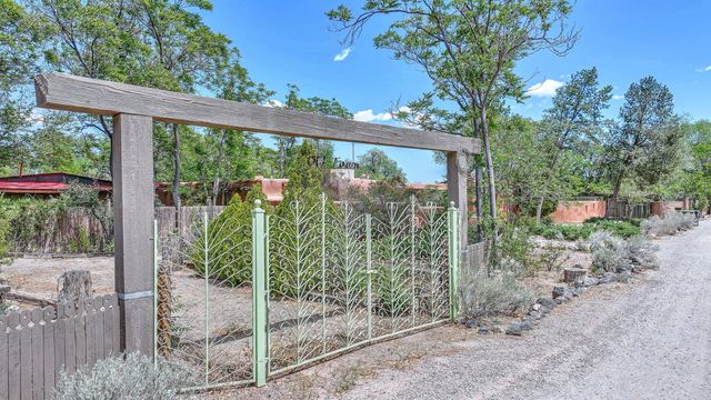 509 Chamiso Lane NW, Los Ranchos, NM 87107