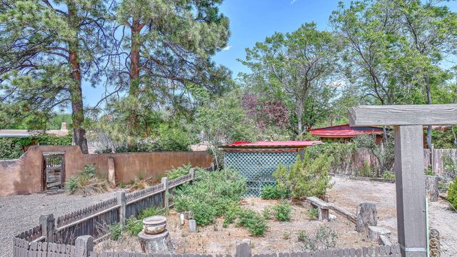 509 Chamiso Lane NW, Los Ranchos, NM 87107