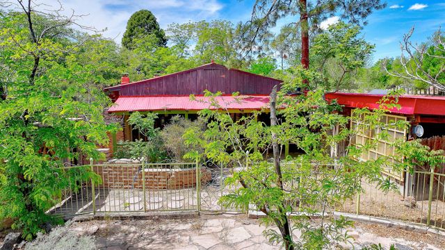 509 Chamiso Lane NW, Los Ranchos, NM 87107