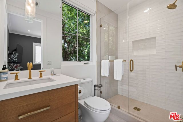 5266 Vanalden Avenue, Tarzana (los Angeles), CA 91356