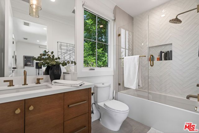 5266 Vanalden Avenue, Tarzana (los Angeles), CA 91356