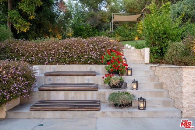 5266 Vanalden Avenue, Tarzana (los Angeles), CA 91356
