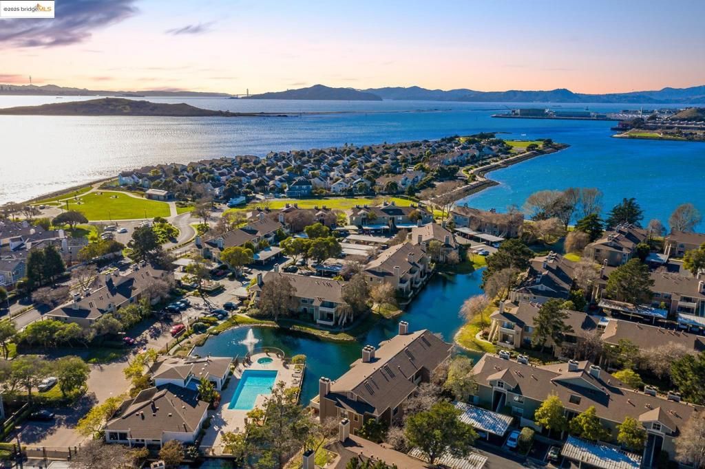15 Shoreline Ct, Richmond, CA 94804