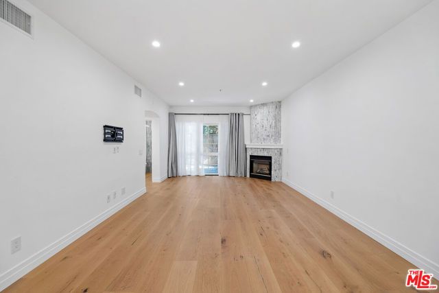 851 N San Vicente Boulevard 117, West Hollywood, CA 90069
