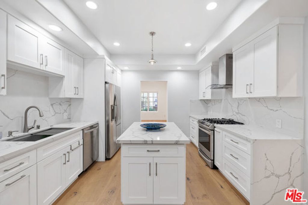 851 N San Vicente Boulevard 117, West Hollywood, CA 90069