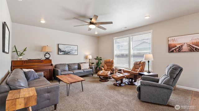 8215 Cardinal Peak St, West Richland, WA 99353