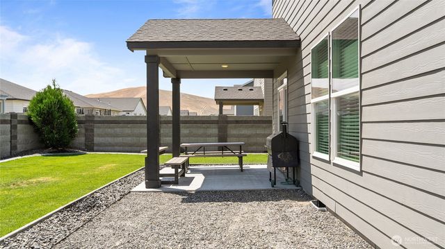8215 Cardinal Peak St, West Richland, WA 99353