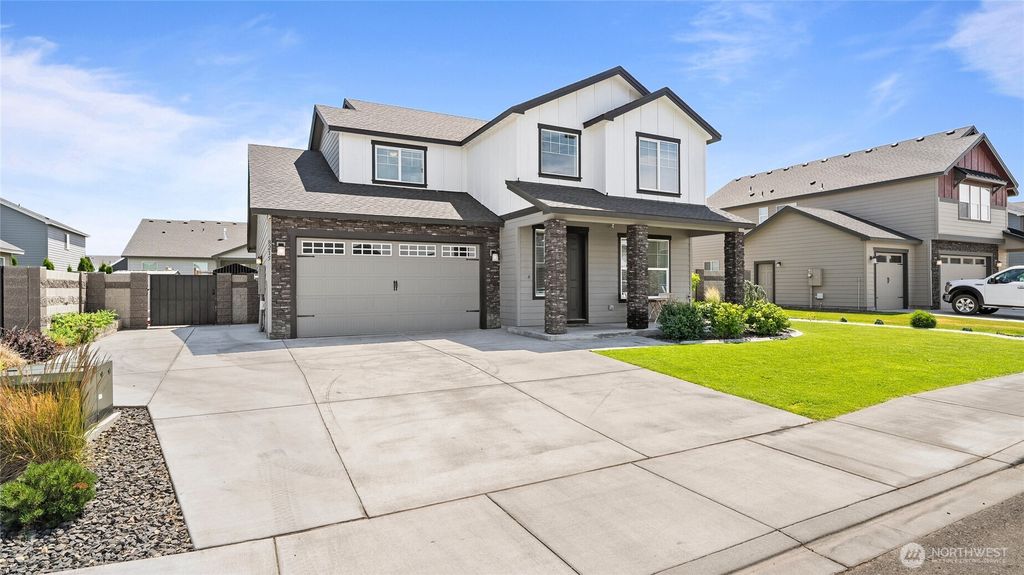 8215 Cardinal Peak St, West Richland, WA 99353