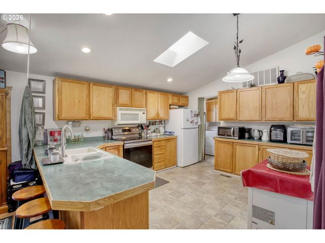 1901 Se MINTER BRIDGE Rd, Hillsboro, OR 97123