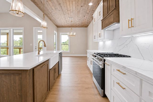 200 Castle Pines Dr, Kerrville, TX 78028