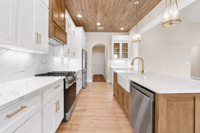 200 Castle Pines Dr, Kerrville, TX 78028