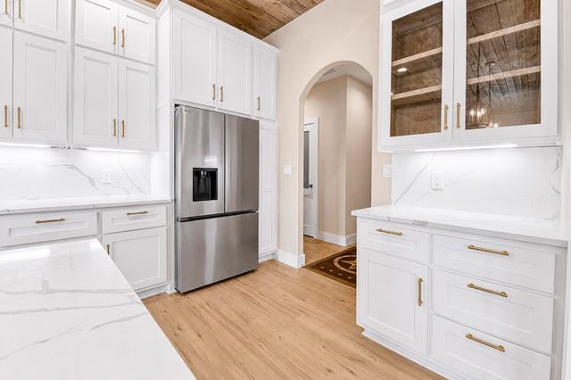 200 Castle Pines Dr, Kerrville, TX 78028