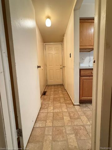25968 Jeanette, Roseville, MI 48066