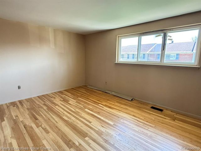 25968 Jeanette, Roseville, MI 48066