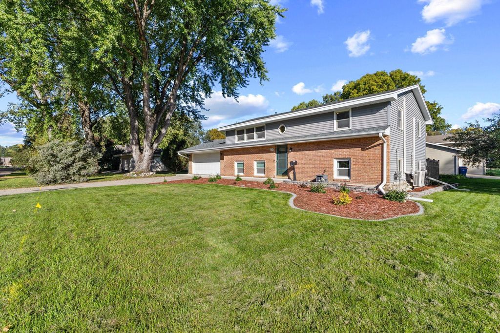 5220 Lowry Terrace, Golden Valley, MN 55422 — photo 2