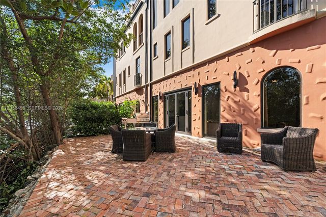 6232 Paradise Point Dr, Palmetto Bay, FL 33157