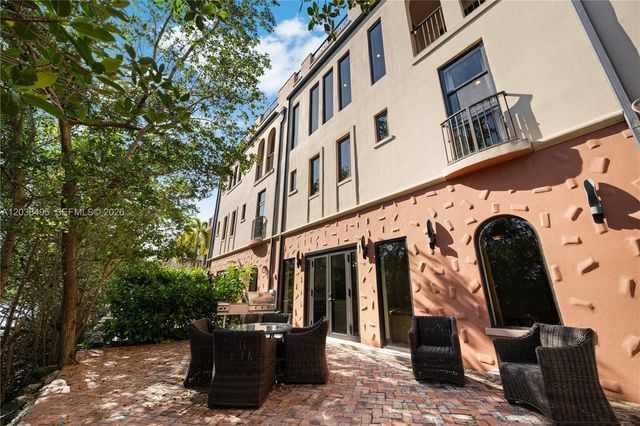 6232 Paradise Point Dr, Palmetto Bay, FL 33157