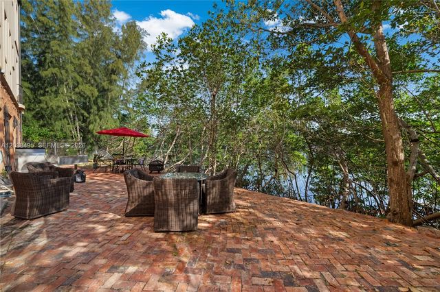 6232 Paradise Point Dr, Palmetto Bay, FL 33157