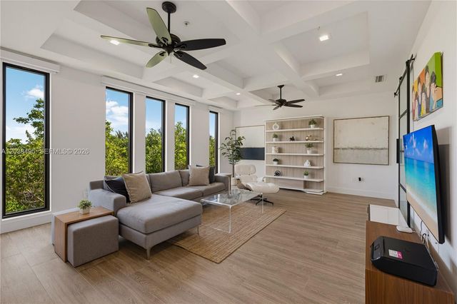 6232 Paradise Point Dr, Palmetto Bay, FL 33157
