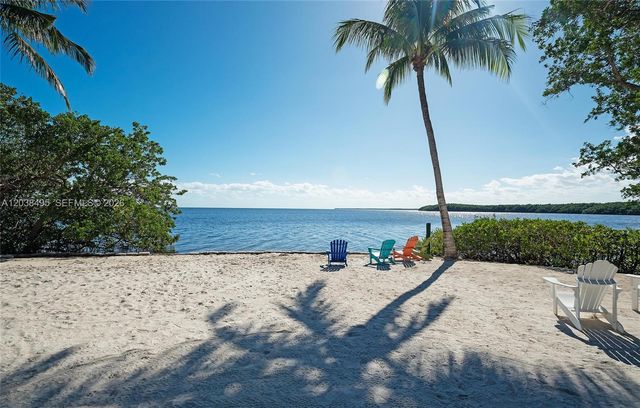 6232 Paradise Point Dr, Palmetto Bay, FL 33157