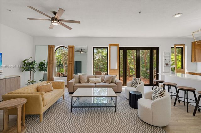 6232 Paradise Point Dr, Palmetto Bay, FL 33157