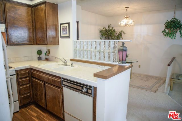 6323 Reseda Boulevard 44, Tarzana (los Angeles), CA 91335