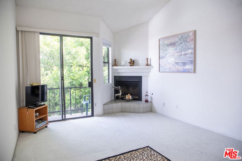 6323 Reseda Boulevard 44, Tarzana (los Angeles), CA 91335