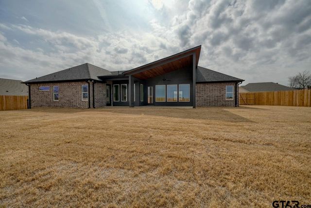 636 Prince Ln, Tyler, TX 75704