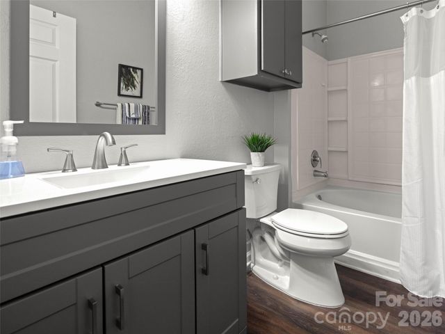 900 Vista Lake Drive 208, Candler, NC 28715