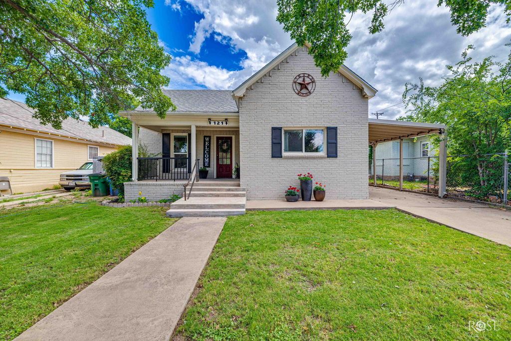 Image 1 of property listing at 121 W Avenue B, San Angelo, TX 76903
