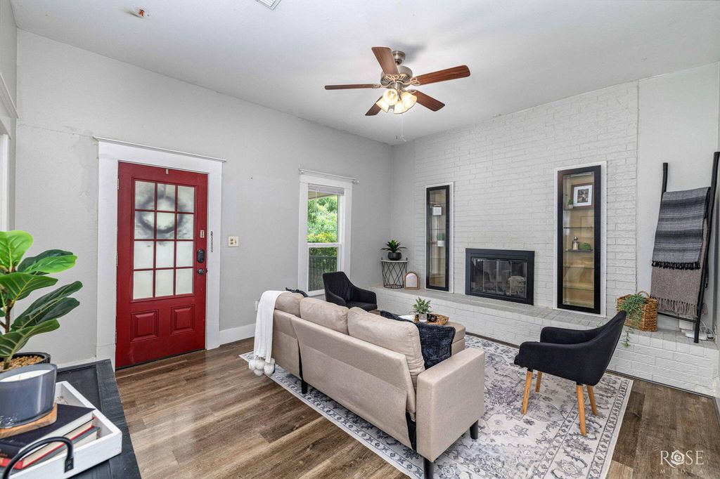 Image 10 of property listing at 121 W Avenue B, San Angelo, TX 76903