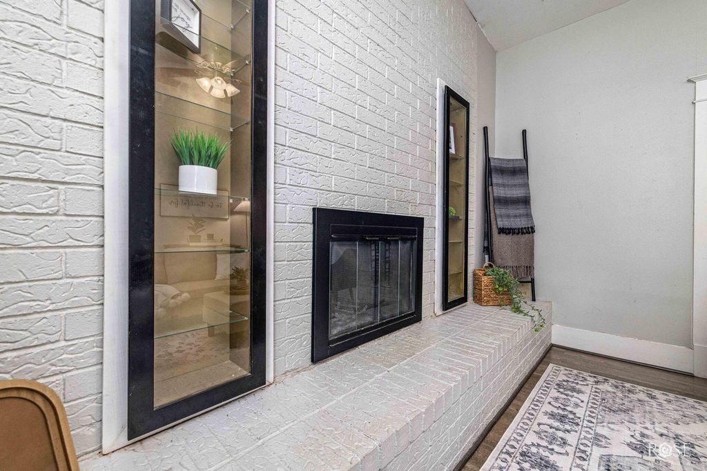 Image 11 of property listing at 121 W Avenue B, San Angelo, TX 76903