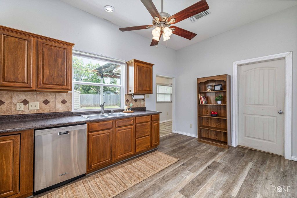 Image 14 of property listing at 121 W Avenue B, San Angelo, TX 76903