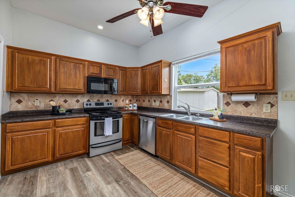 Image 15 of property listing at 121 W Avenue B, San Angelo, TX 76903