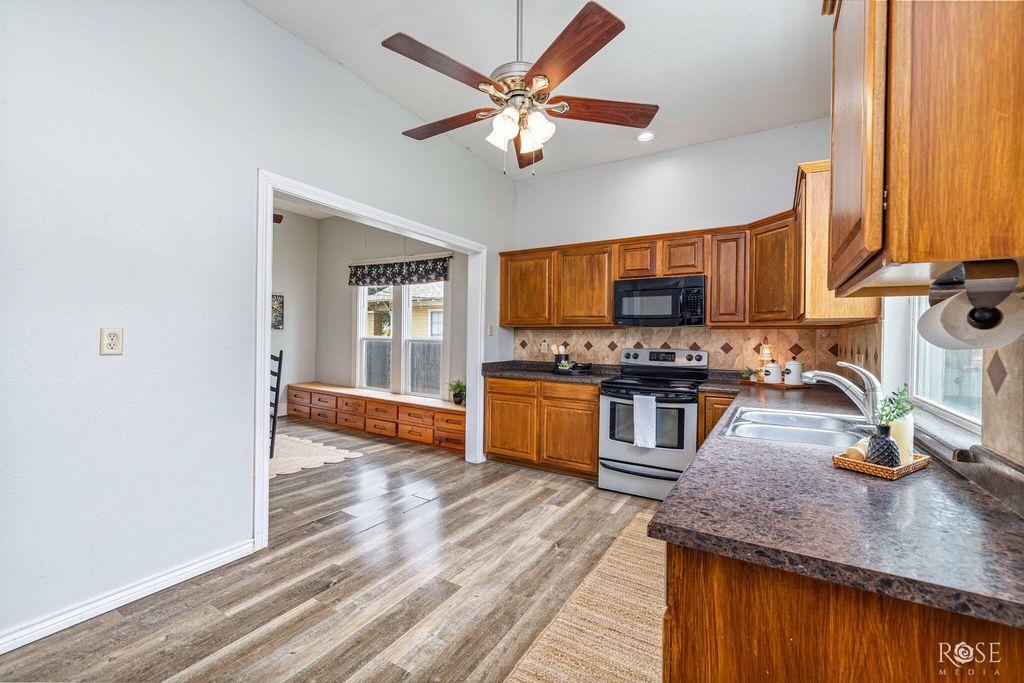 Image 16 of property listing at 121 W Avenue B, San Angelo, TX 76903