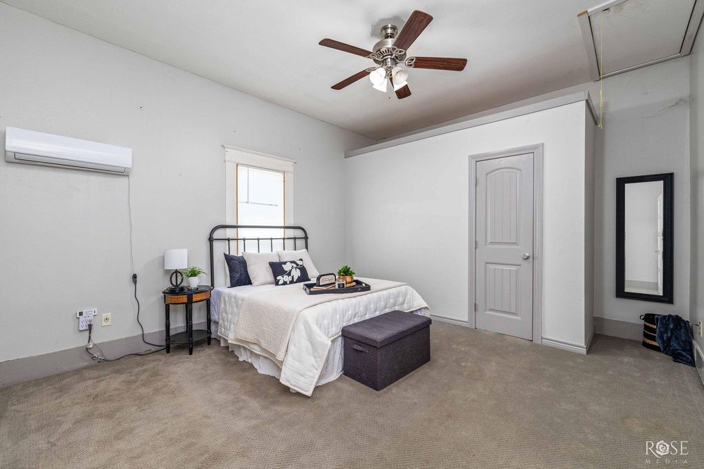 Image 17 of property listing at 121 W Avenue B, San Angelo, TX 76903