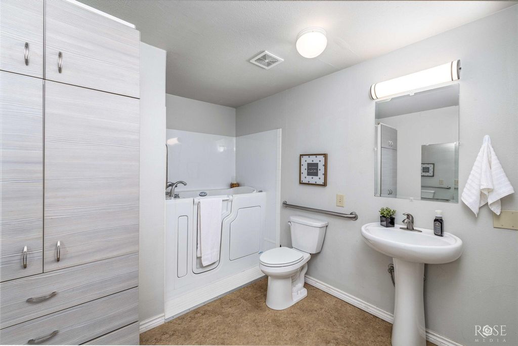 Image 19 of property listing at 121 W Avenue B, San Angelo, TX 76903