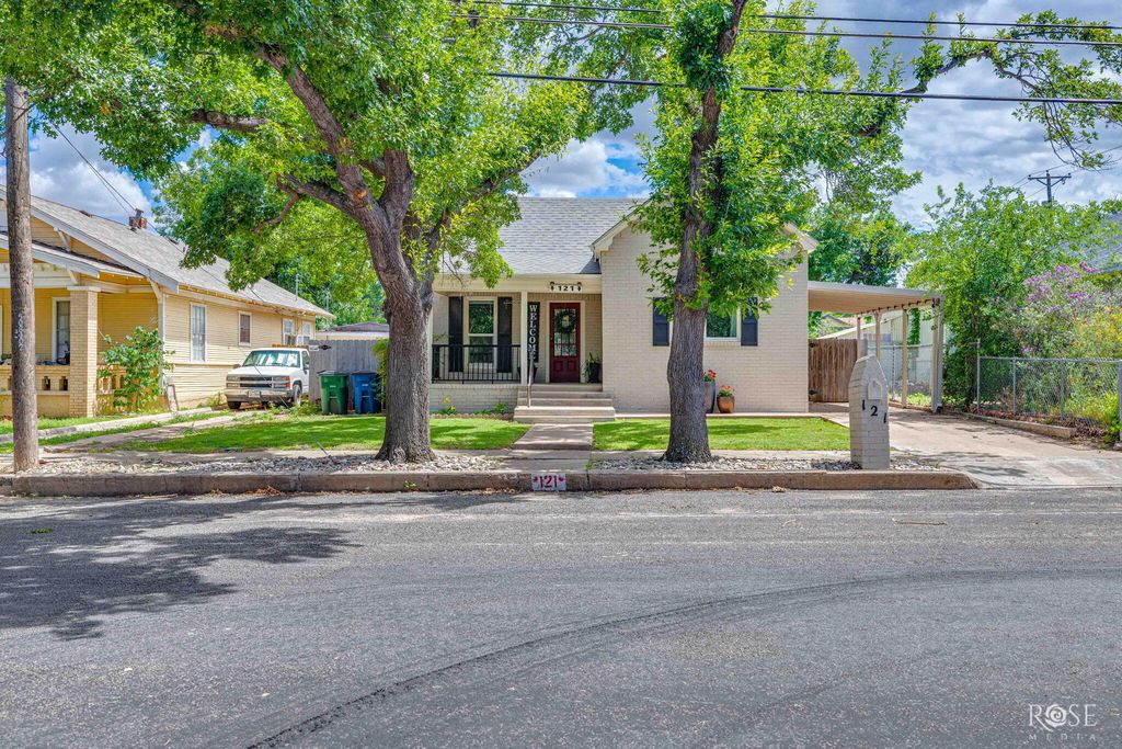 Image 2 of property listing at 121 W Avenue B, San Angelo, TX 76903