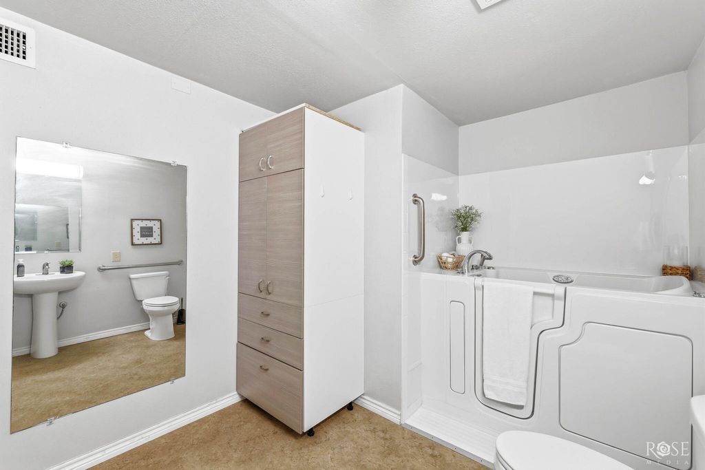 Image 20 of property listing at 121 W Avenue B, San Angelo, TX 76903