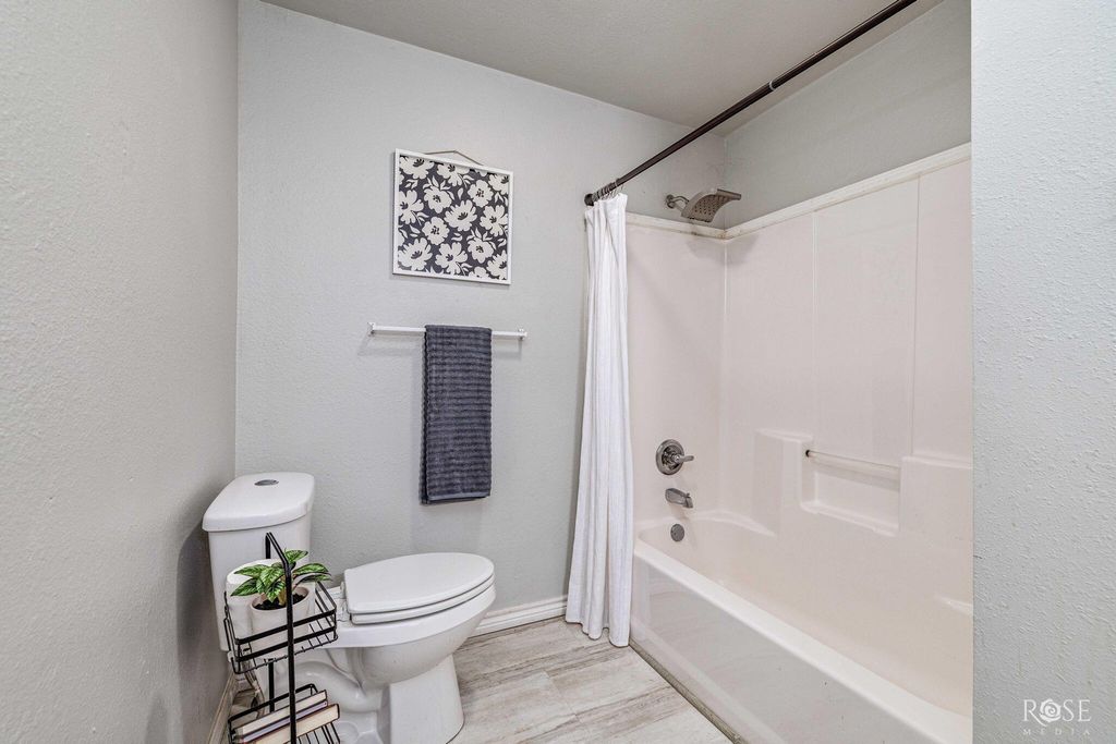 Image 25 of property listing at 121 W Avenue B, San Angelo, TX 76903