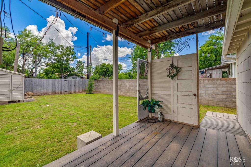 Image 27 of property listing at 121 W Avenue B, San Angelo, TX 76903