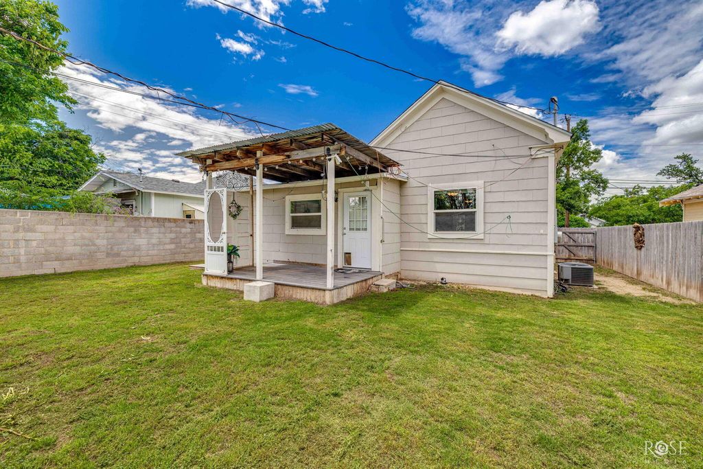 Image 28 of property listing at 121 W Avenue B, San Angelo, TX 76903