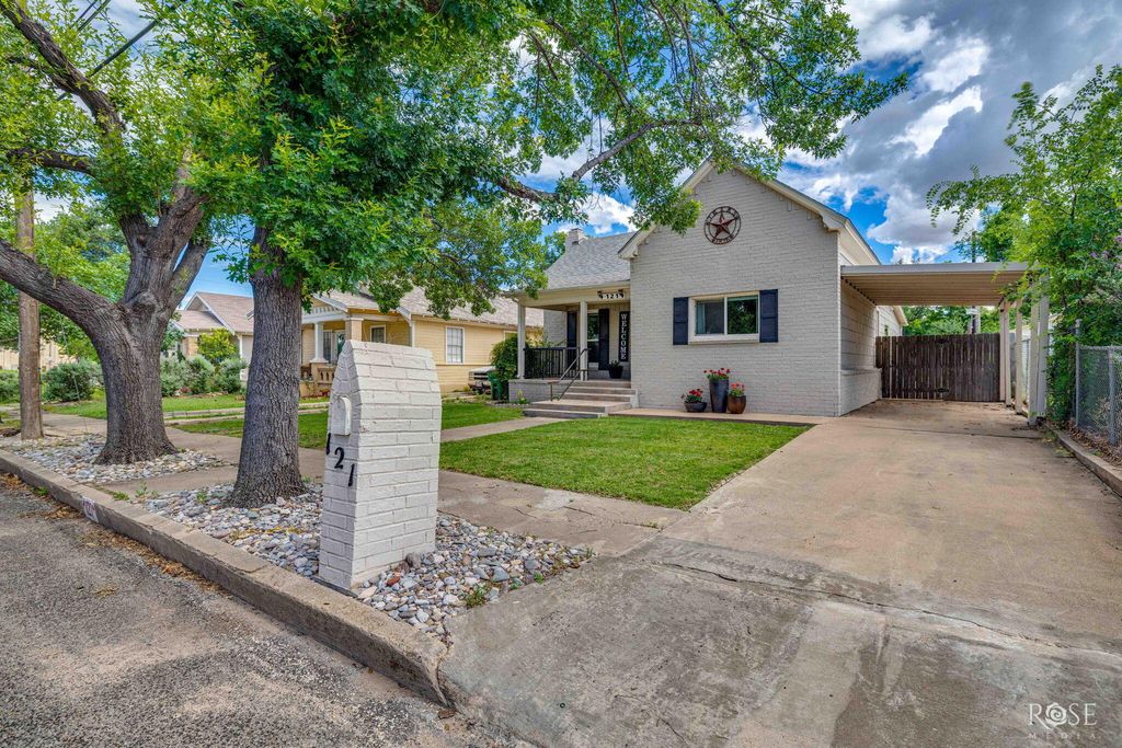 Image 3 of property listing at 121 W Avenue B, San Angelo, TX 76903
