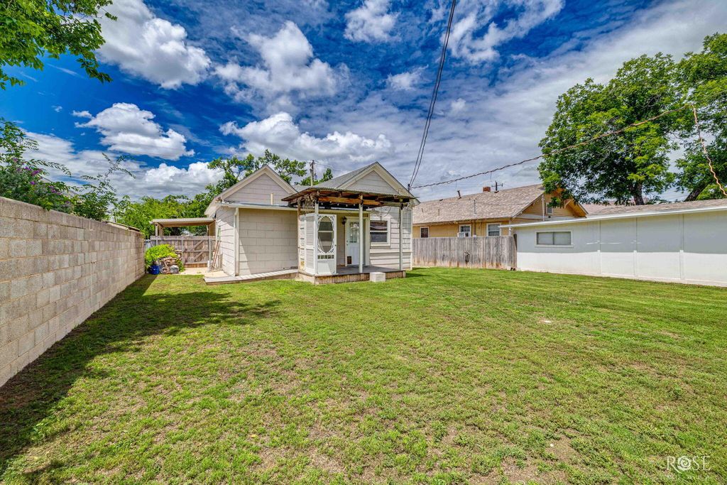 Image 30 of property listing at 121 W Avenue B, San Angelo, TX 76903