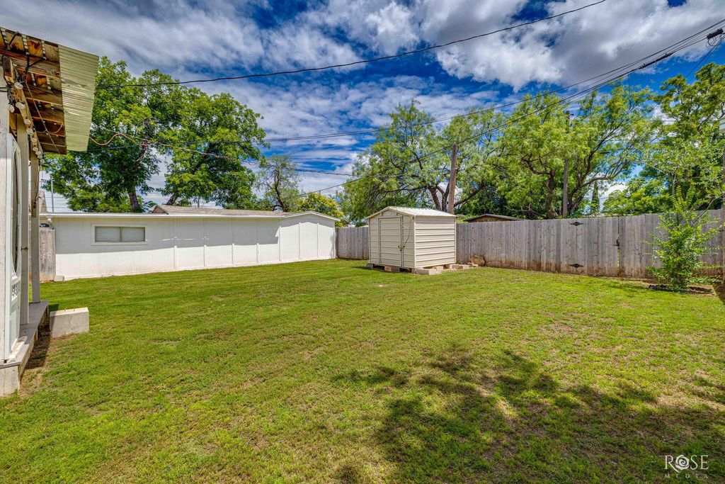 Image 31 of property listing at 121 W Avenue B, San Angelo, TX 76903