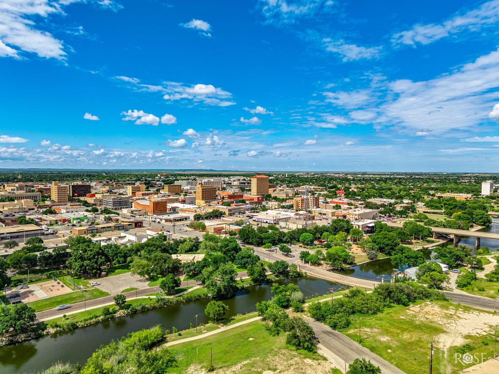 Image 32 of property listing at 121 W Avenue B, San Angelo, TX 76903