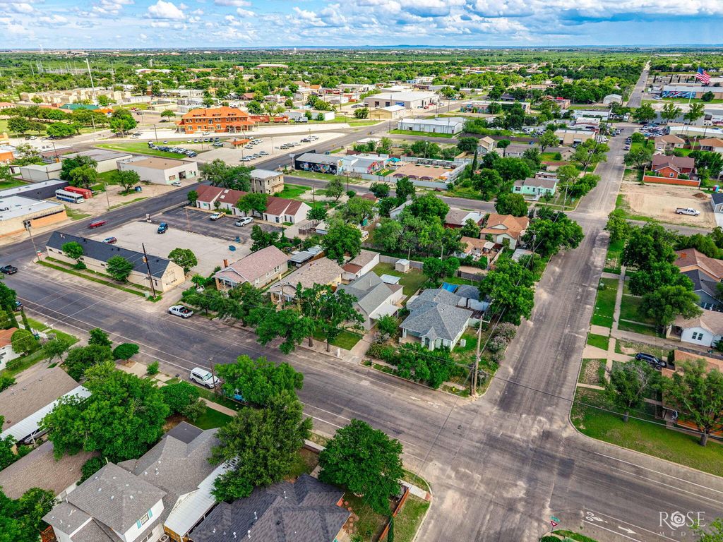 Image 33 of property listing at 121 W Avenue B, San Angelo, TX 76903