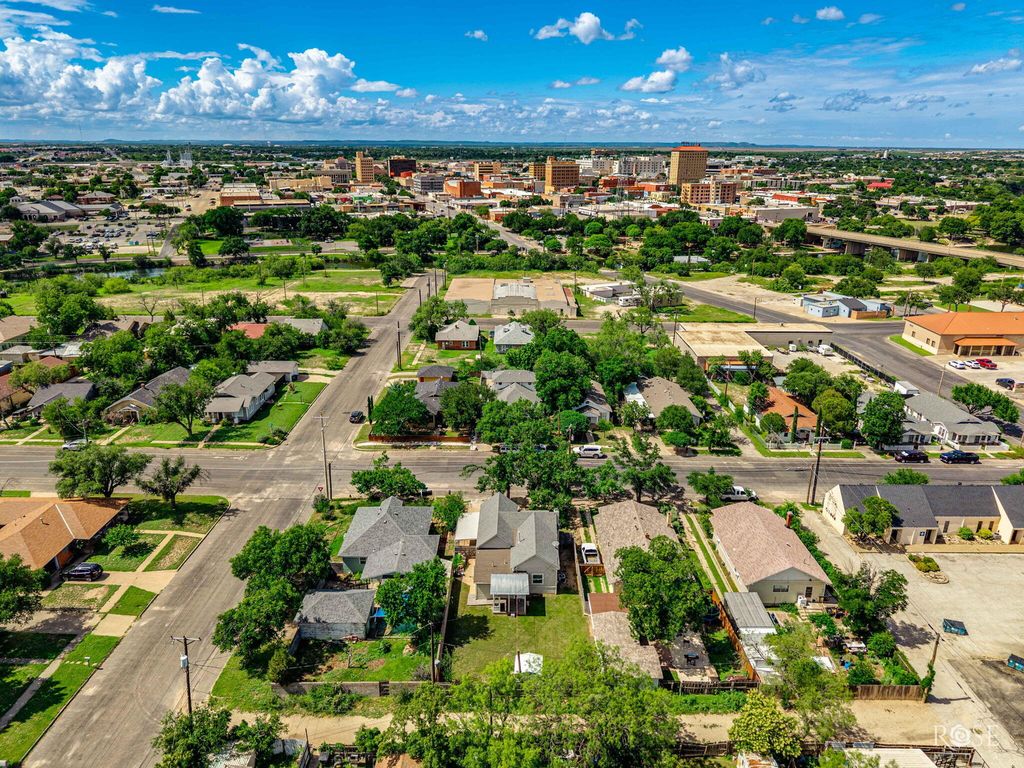 Image 38 of property listing at 121 W Avenue B, San Angelo, TX 76903