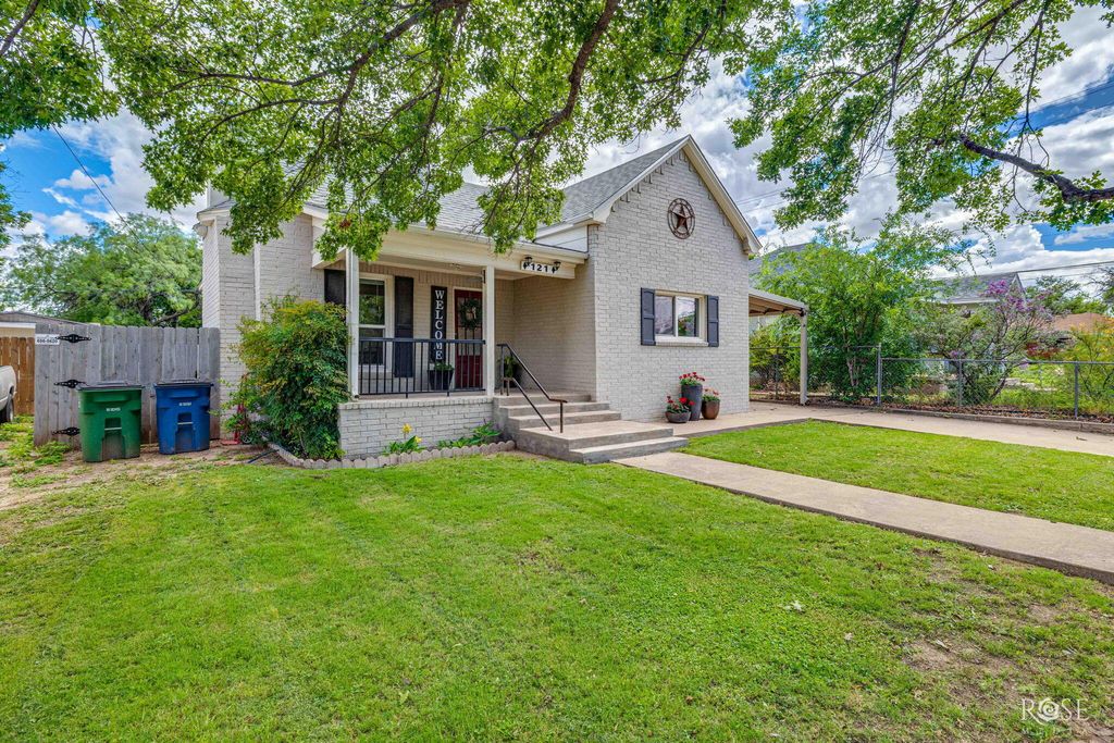 Image 4 of property listing at 121 W Avenue B, San Angelo, TX 76903