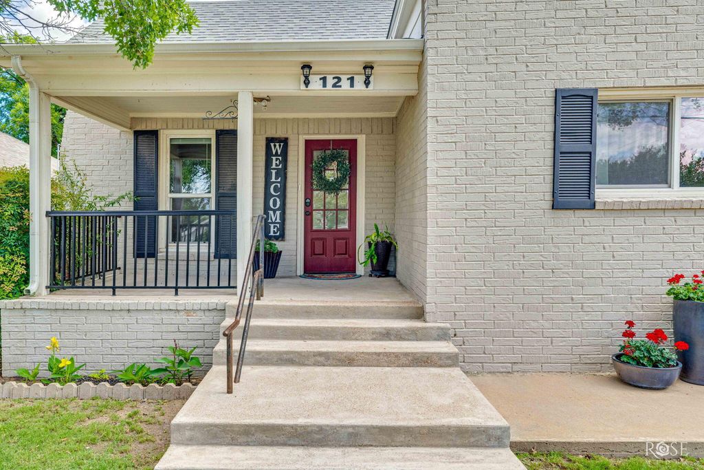 Image 5 of property listing at 121 W Avenue B, San Angelo, TX 76903